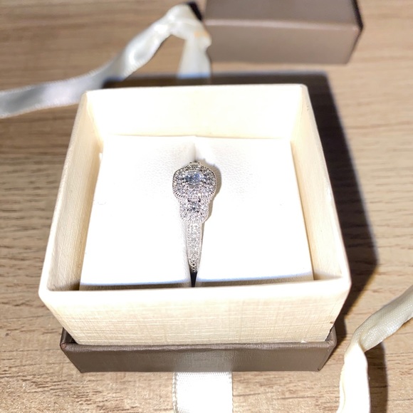 ENGAGMENT RING - Picture 4 of 9